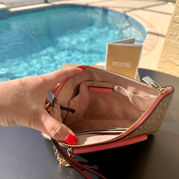 Michael Kors, Large Zip 2 in 1 Card Case and Wristlet - Picture 5 of 11